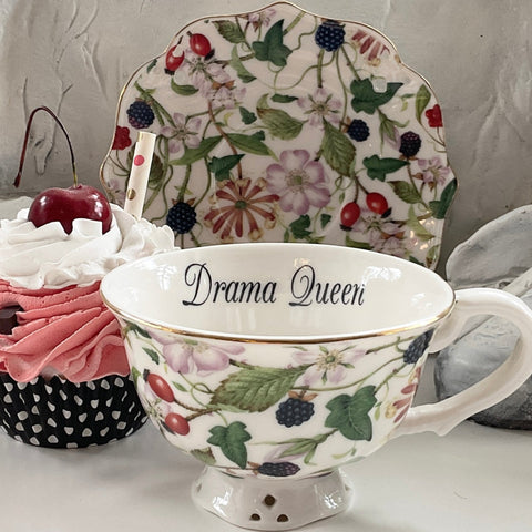 DRAAAAAMAA Queen! Lovely berry teacup and saucer set with spoon, 7 oz